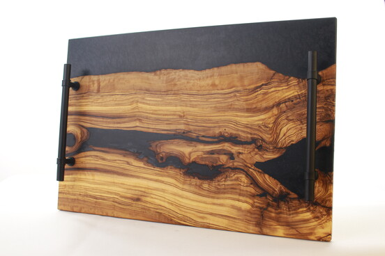 serviertablett-aus-handerlesenem-spanischem-olivenholz-epoxidharz-a-nr-lir-1019-02-coole-eventideen-com.jpg
